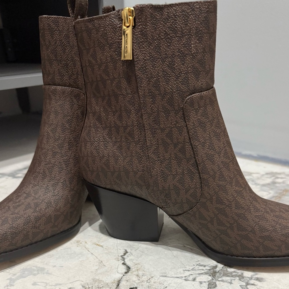MICHAEL KORS HARLOW LOGO BOOTIES